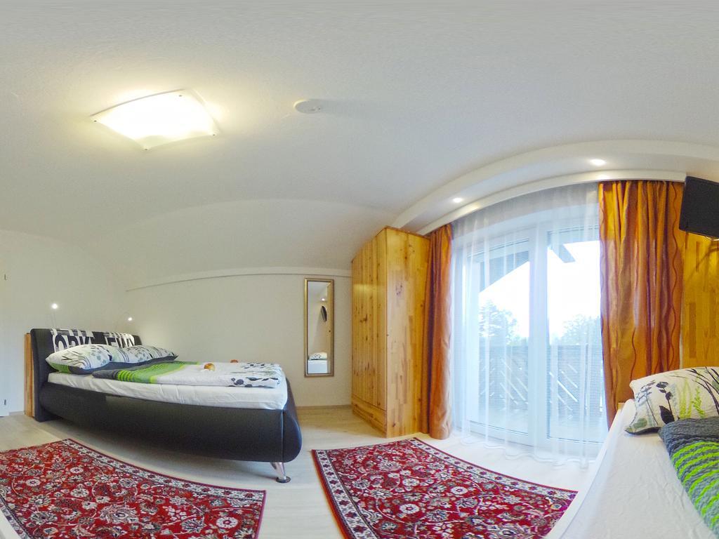 Haus Charlie Hotel Velden am Woerthersee Exterior photo