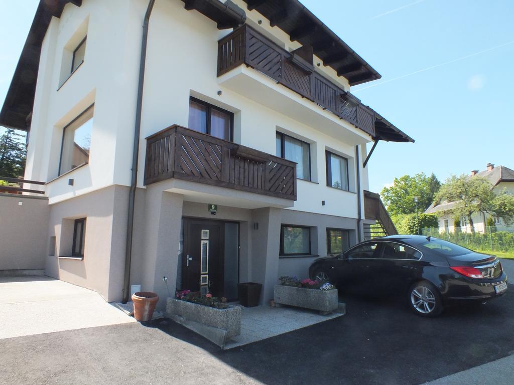 Haus Charlie Hotel Velden am Woerthersee Exterior photo