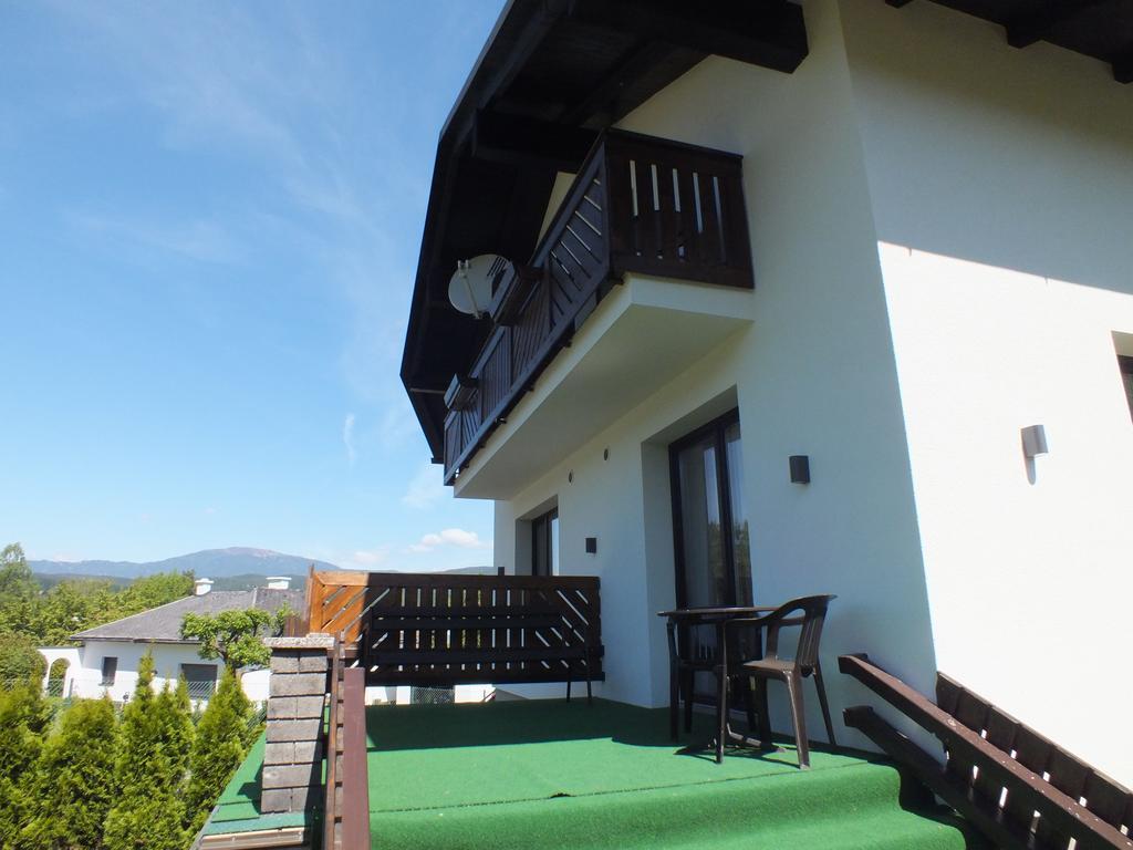 Haus Charlie Hotel Velden am Woerthersee Exterior photo