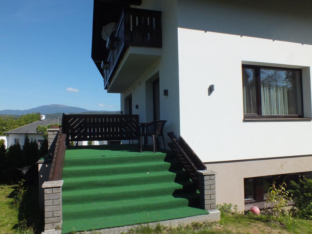 Haus Charlie Hotel Velden am Woerthersee Exterior photo