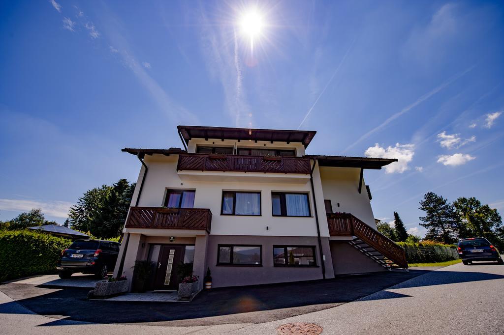 Haus Charlie Hotel Velden am Woerthersee Exterior photo