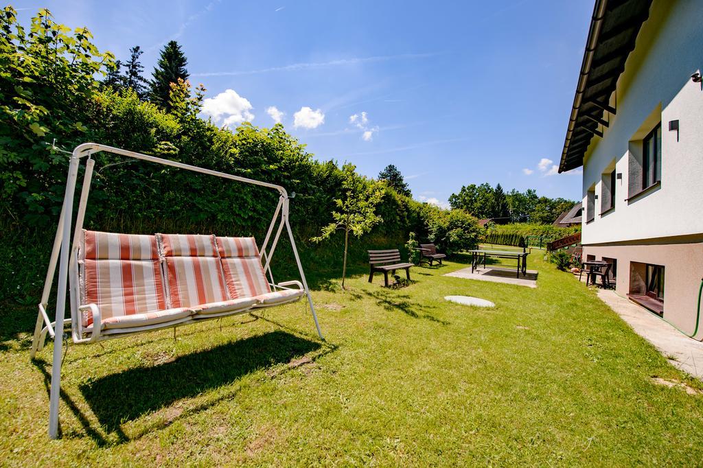 Haus Charlie Hotel Velden am Woerthersee Exterior photo