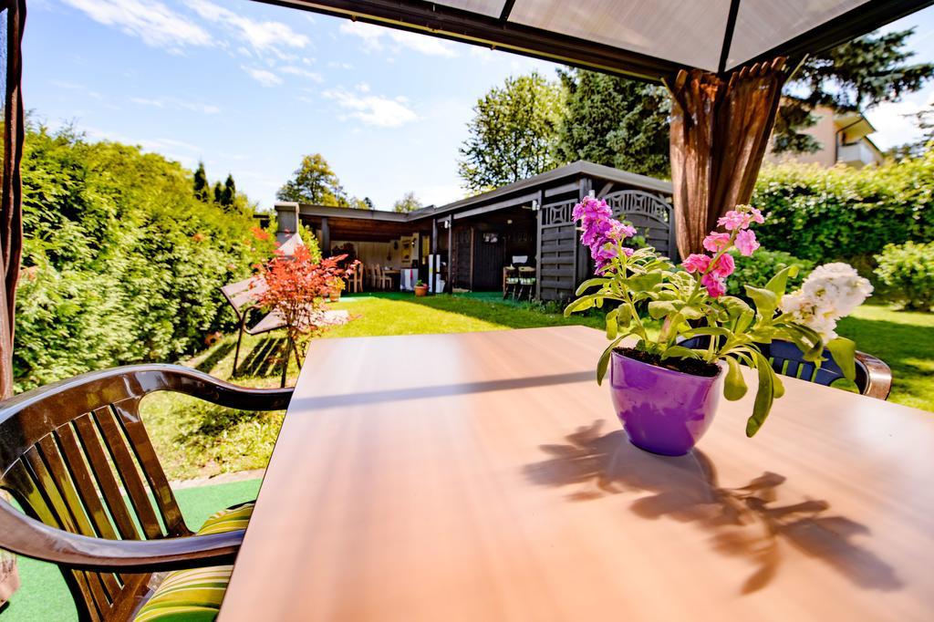 Haus Charlie Hotel Velden am Woerthersee Exterior photo