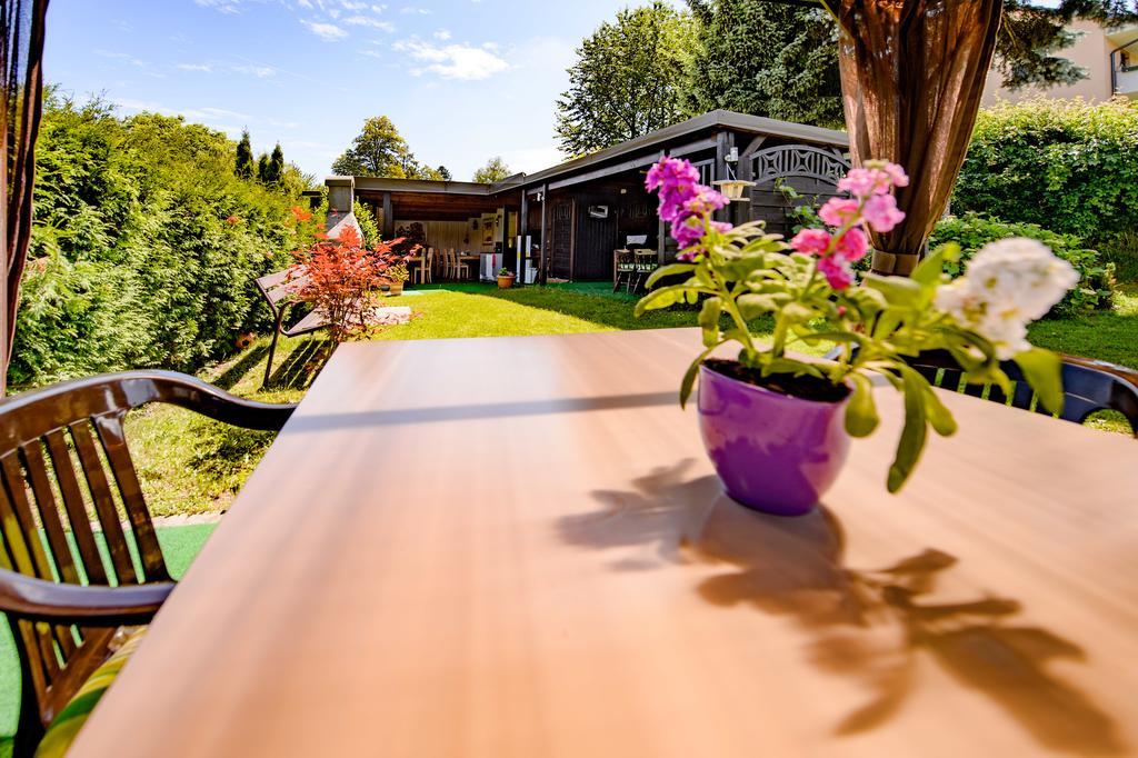 Haus Charlie Hotel Velden am Woerthersee Exterior photo