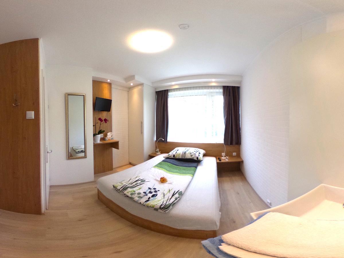 Haus Charlie Hotel Velden am Woerthersee Exterior photo